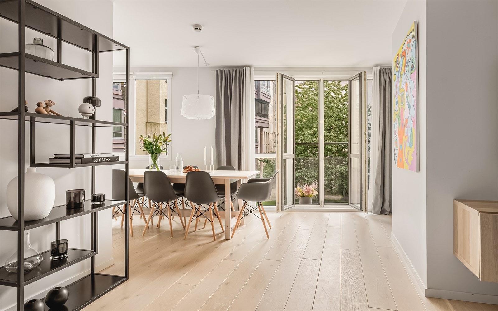 - Leiligheten består av entré, stue/kjøkken, 2 soverom, og bad - Galleribilde