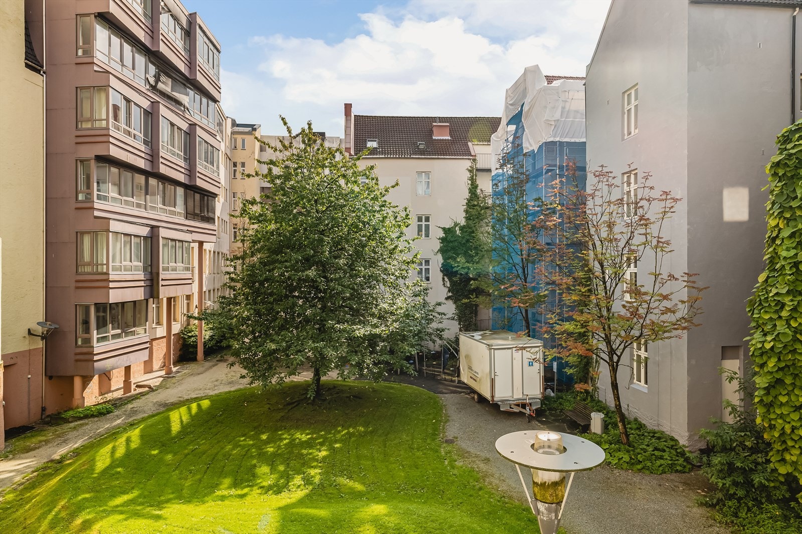 - Med utsikt over over velstelt beplantning - Galleribilde