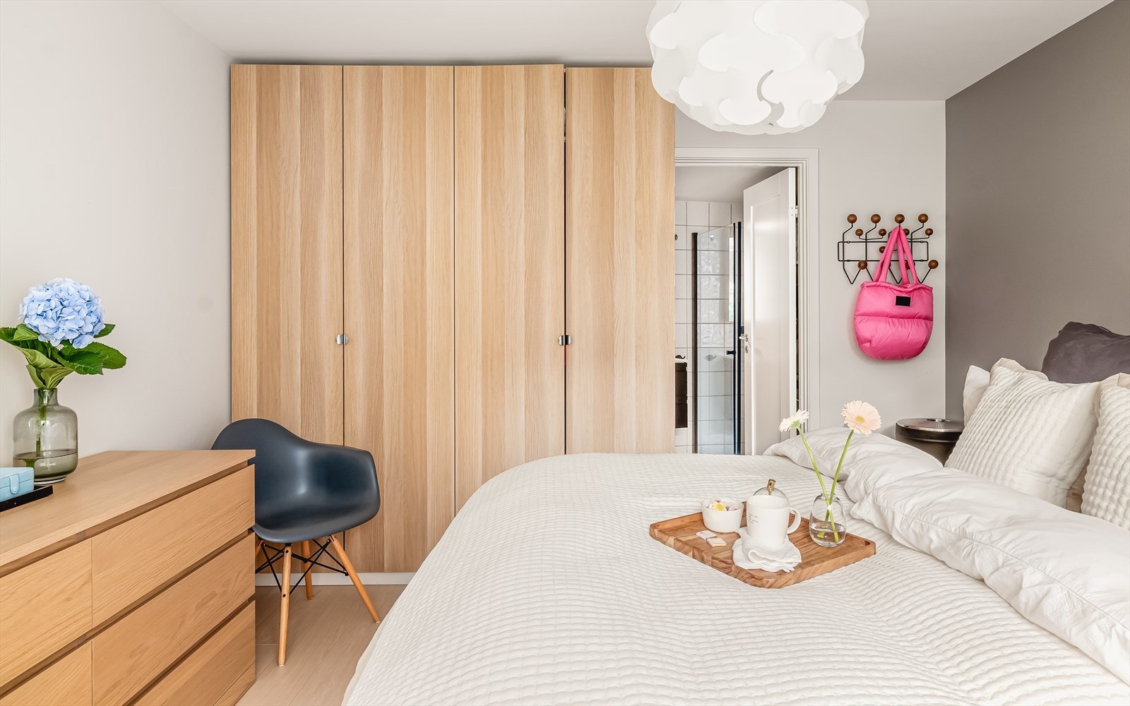 Fra soverommet er det adkomst til badet - Galleribilde