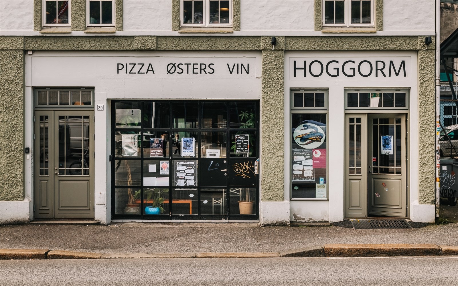 - En gate ned fra leiligheten finner du Hoggorm. Her kan du få servert deilig pizza, østers og vin - Galleribilde
