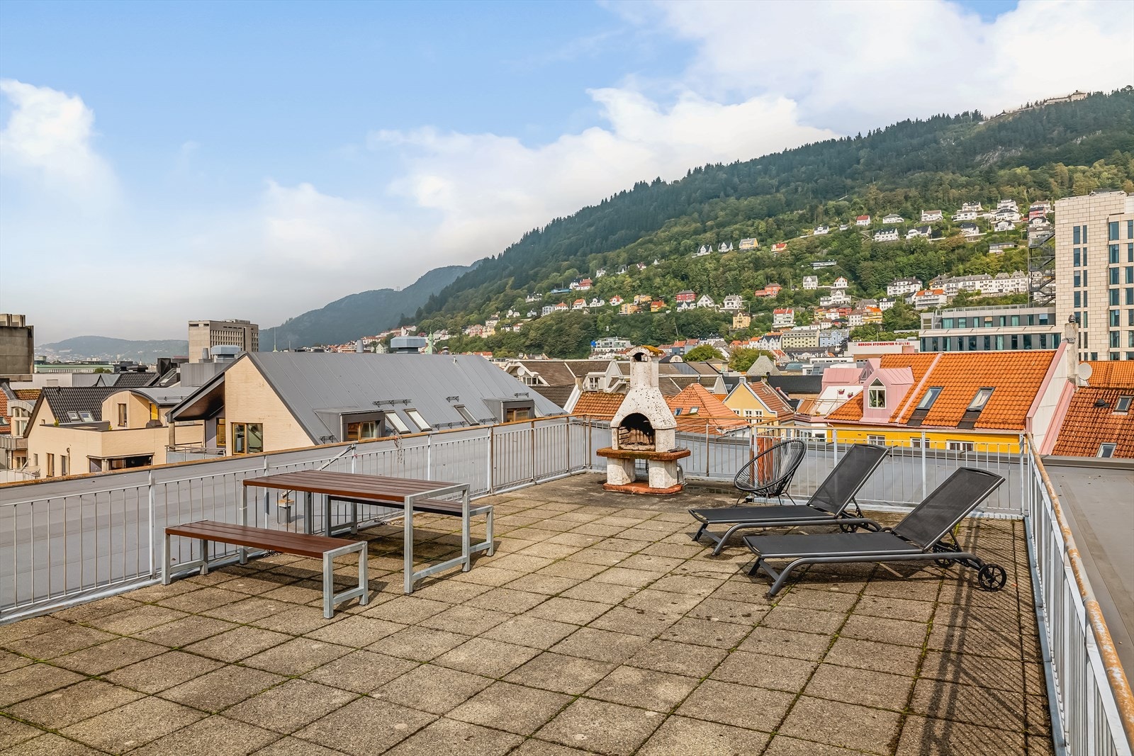 - Sameiet er nøye gjennomført i fellesarealene. Nyt felles takterrasse på solfylte dager!- Galleribilde