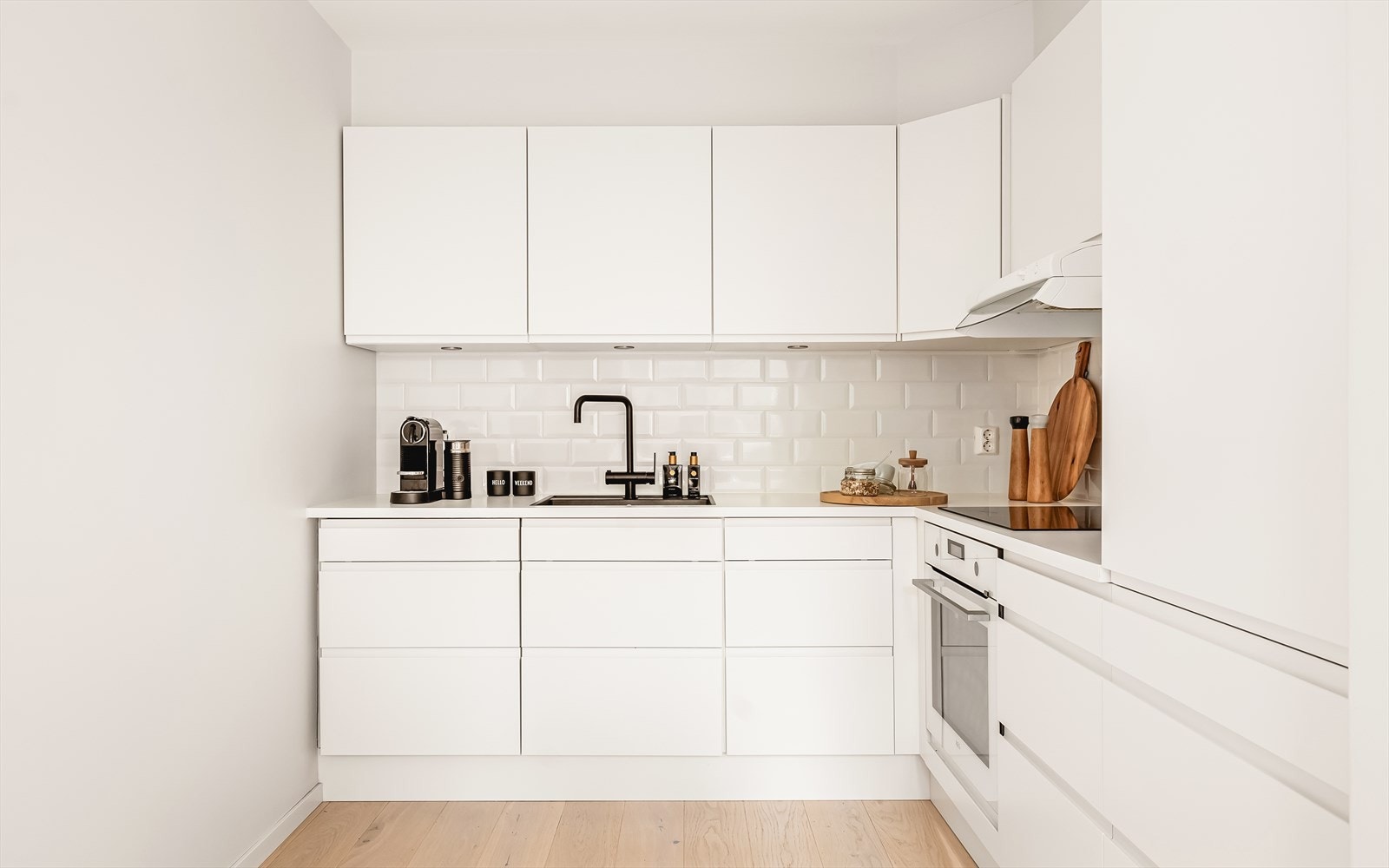 - Det er integrert stekeovn, induksjonsplatetopp, oppvaskmaskin og frys/kjøleskap - Galleribilde