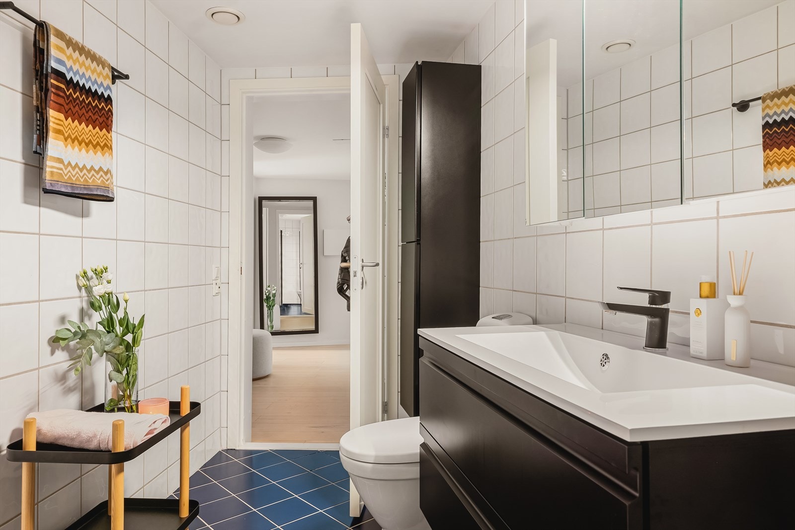 - Baderomsmøbel, speilskap og dusjdører fra 2022 - Galleribilde