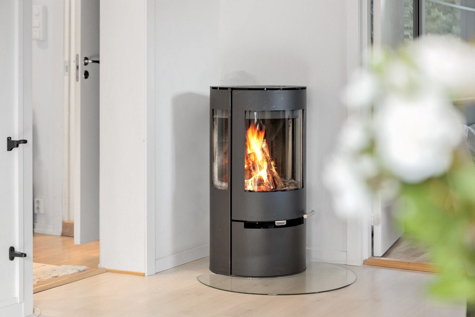 Peisovn sørger for lys, varme og hygge vinterstid. Stuen har varmefolie i gulv Galleribilde