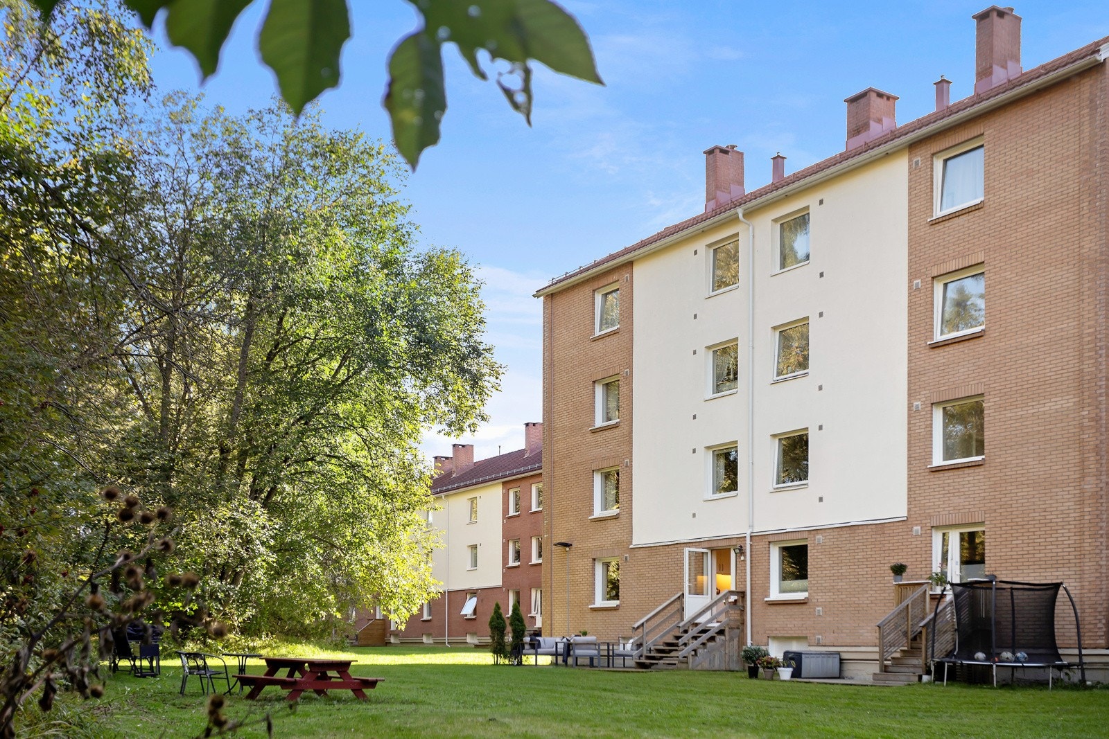 Plattingen ligger skjermet til i idylliske omgivelser omgitt av grønne fellesarealer. Flott 3-roms med "rekkehusfølelse" Galleribilde