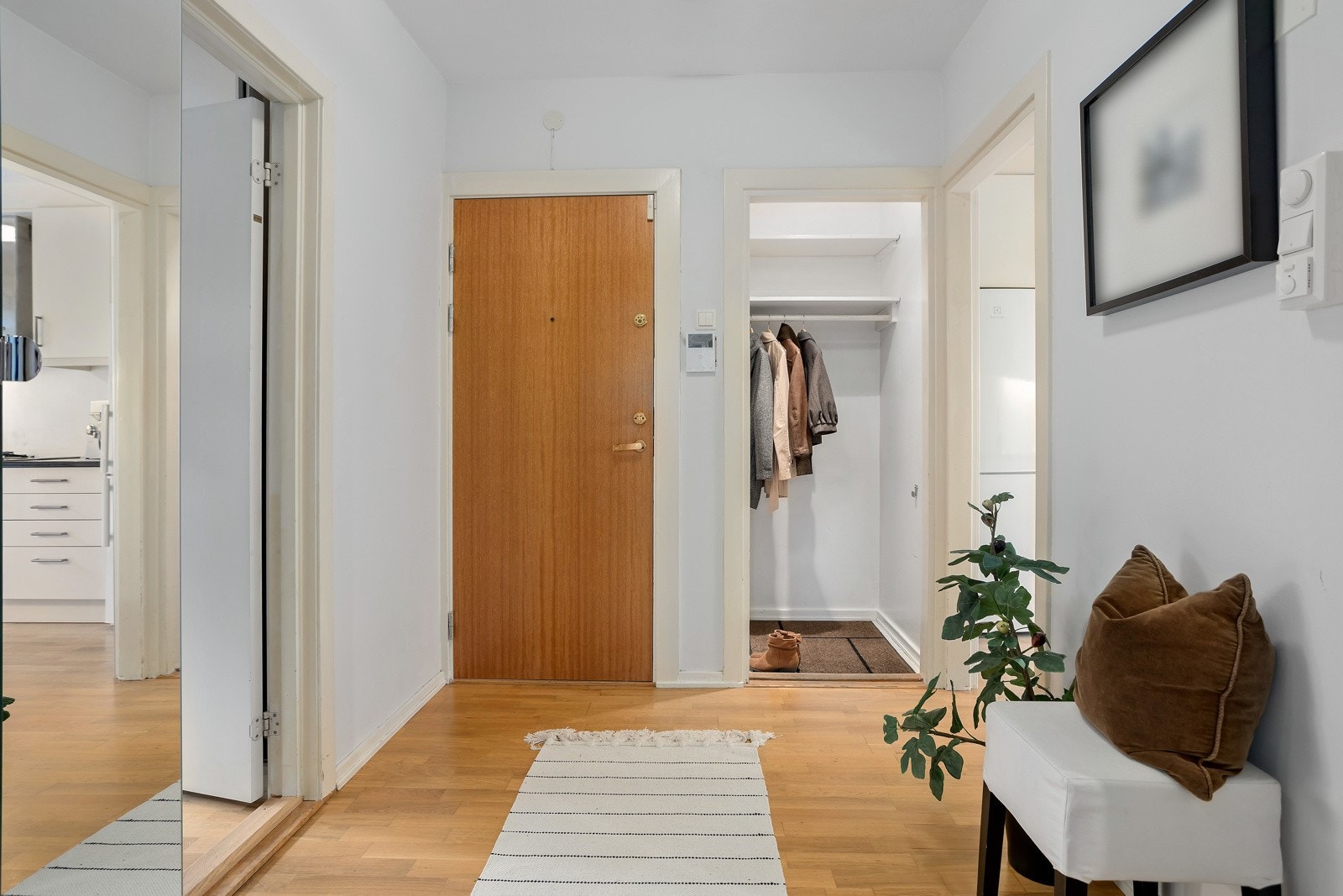 Entré med god plass til sko og oppheng av ytterklær i praktisk bod/walk-in-garderobe med mye god lagringsplass Galleribilde