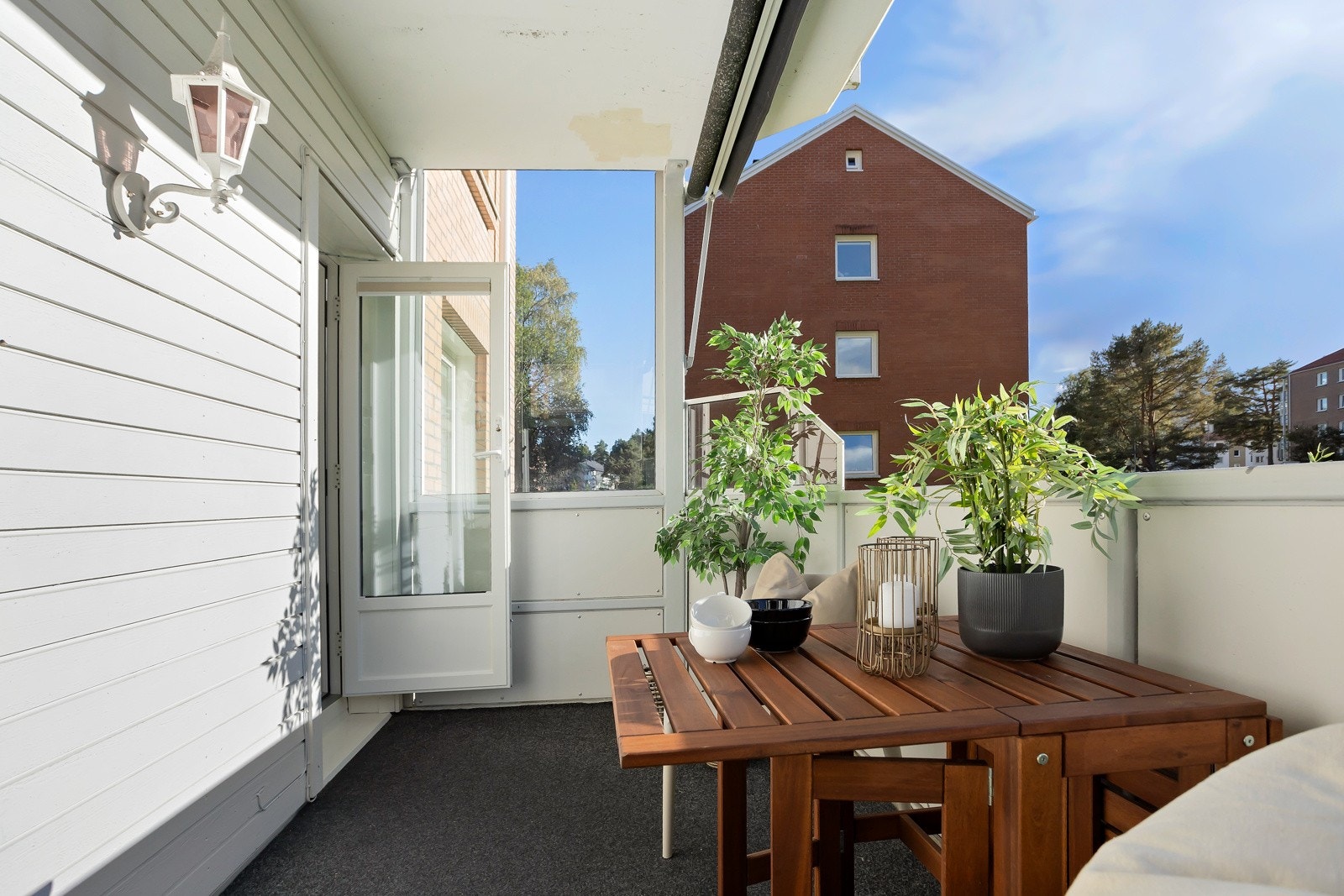 Det er montert utelampe, terrassevarmer, strømuttak og elektrisk solmarkise Galleribilde