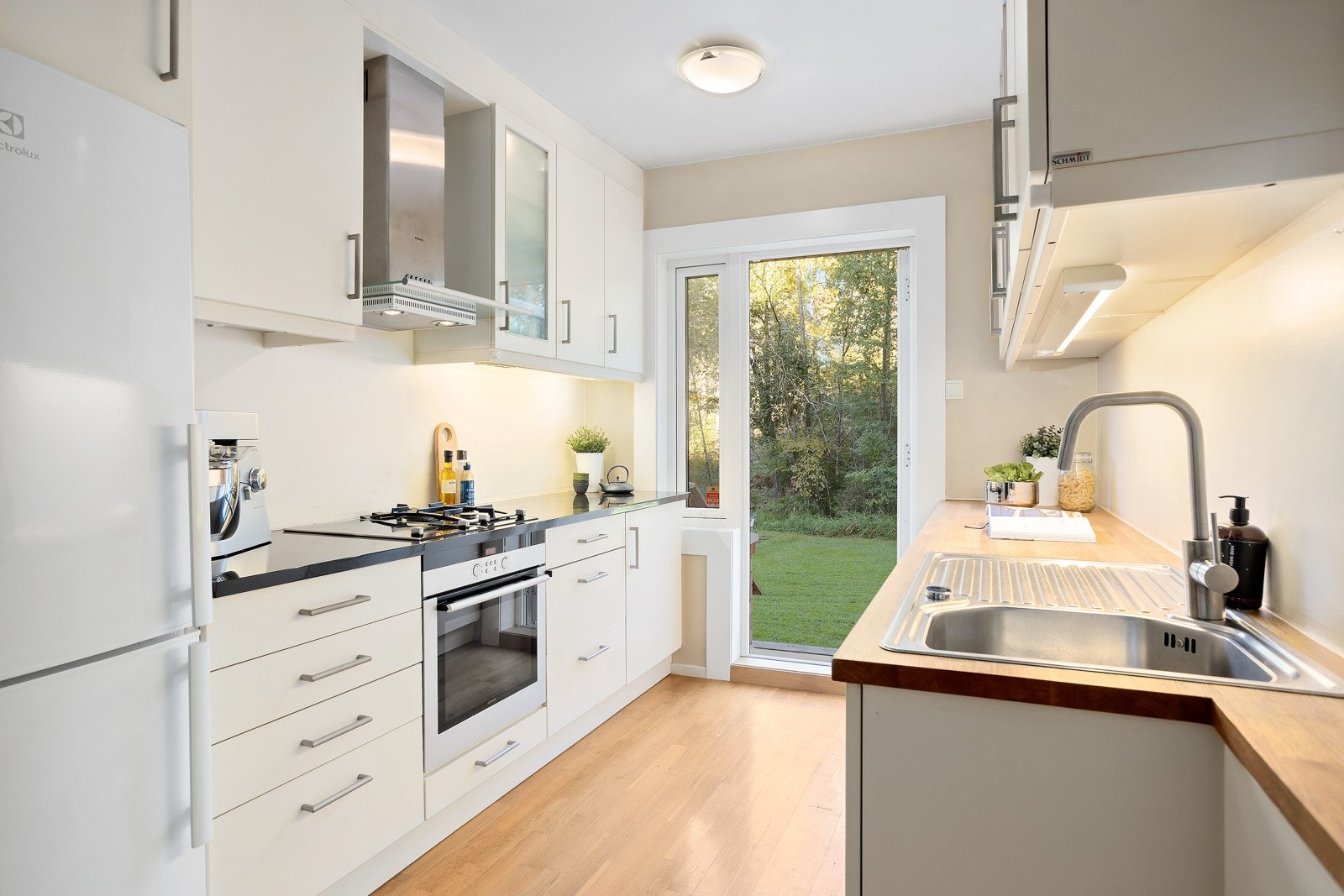 Hyggelig separat kjøkken med god benk- og lagringsplass. Kjøkkenet har utgang til en østvendt markterrasse på ca. 14 m² med direkte adkomst til flott gressplen, fellesområdene til borettslaget Galleribilde