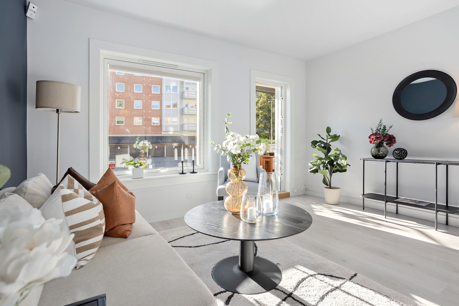 Leiligheten har en pent innredet stue med lysmalte vegger Galleribilde