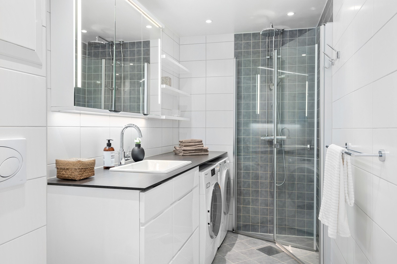 Utvidet flislagt baderom fra 2015 med varmekabler og downlights. Badet ble rehabilitert i regi av borettslaget Galleribilde