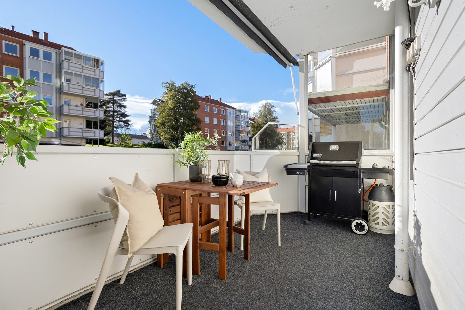 Stuen har utgang til solrik, vestvendt balkong på ca. 8 m² Galleribilde