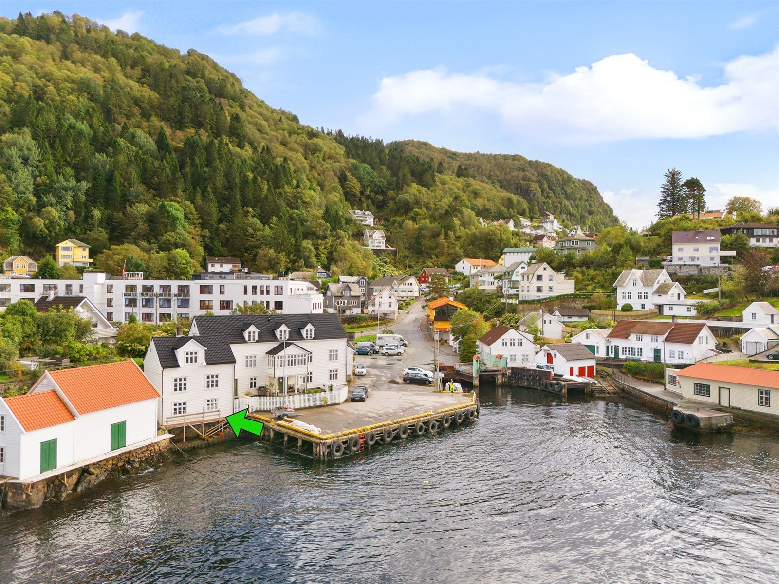 Sjarmerende Salhus med historisk bebyggelse og nærhet til sjø med flotte badeplasser. Galleribilde