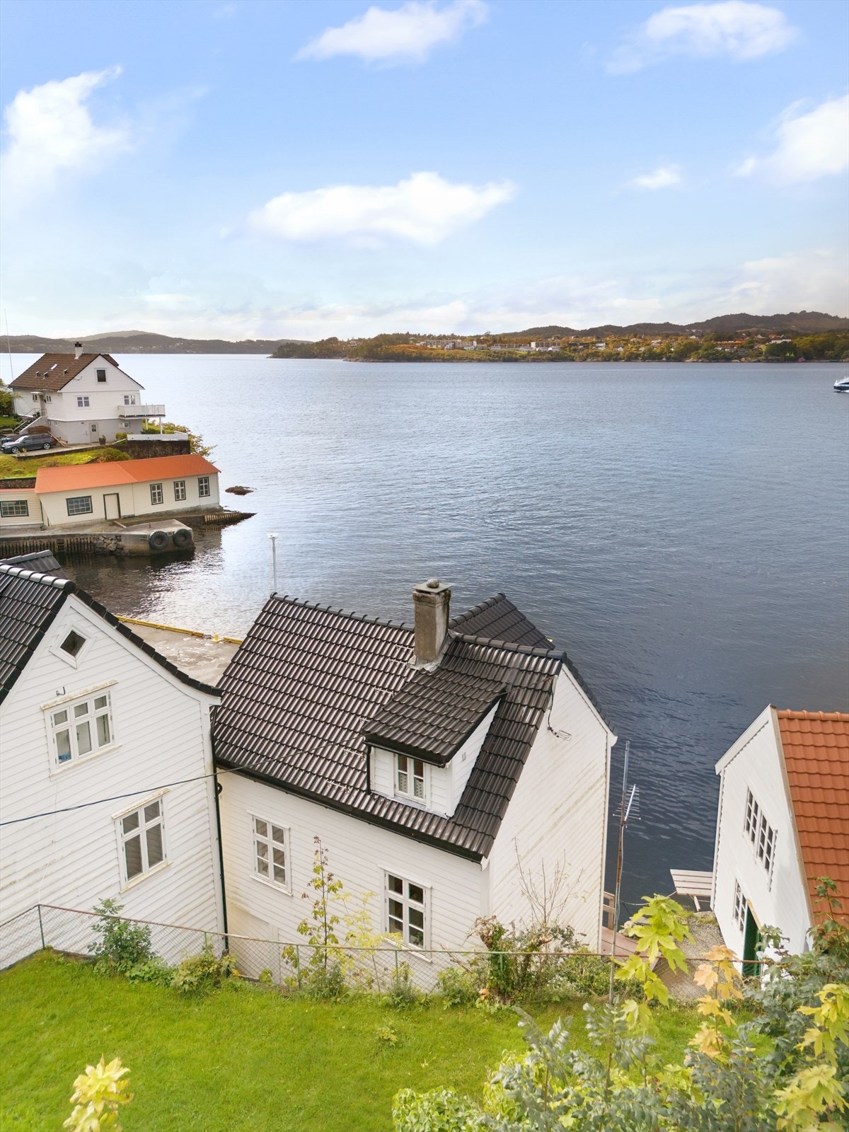 Boligen er betydelig påkostet senere år med blant annet nyere taktekking, kledning og flere nye vinduer. Galleribilde