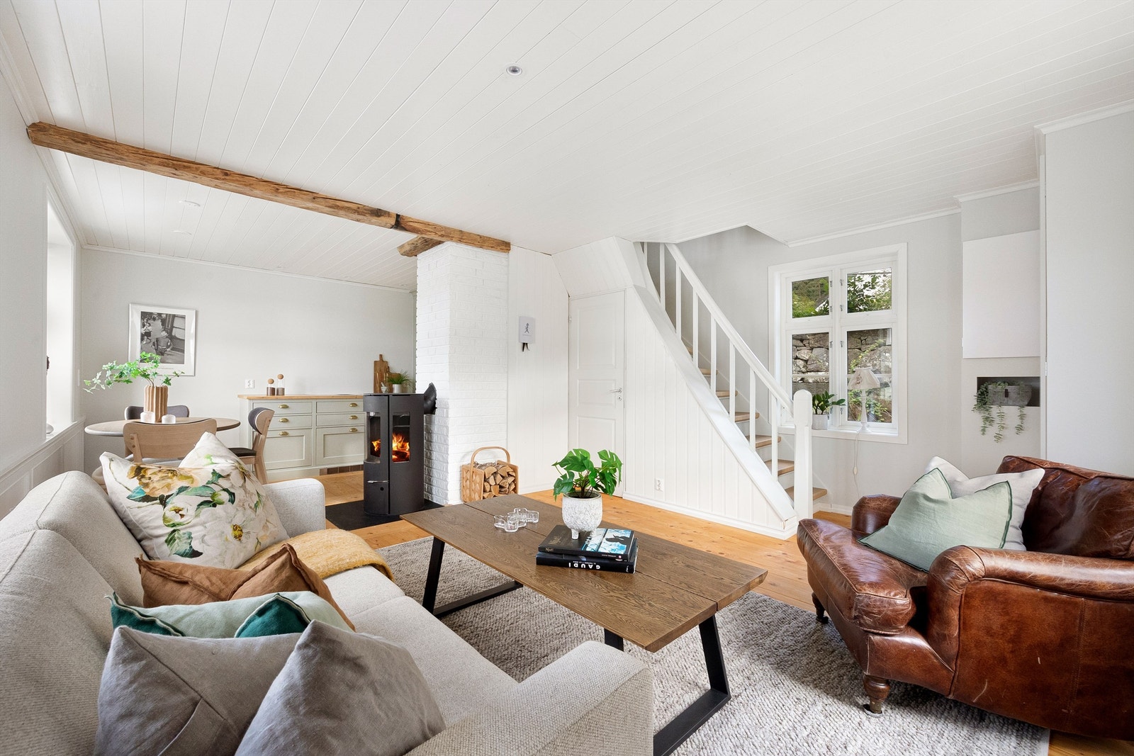 Stuen er lys og luftig med plass til både sofagruppe og spisestue. Galleribilde