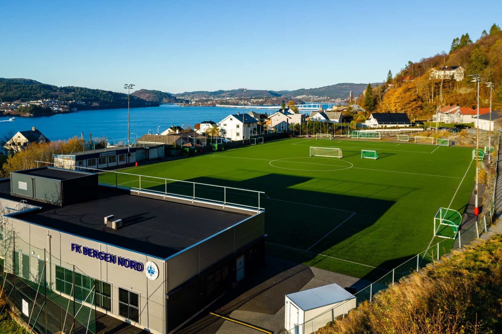 Fra eiendommen er det kort gangavstand til både skole, barnehage og fotballbane. Galleribilde