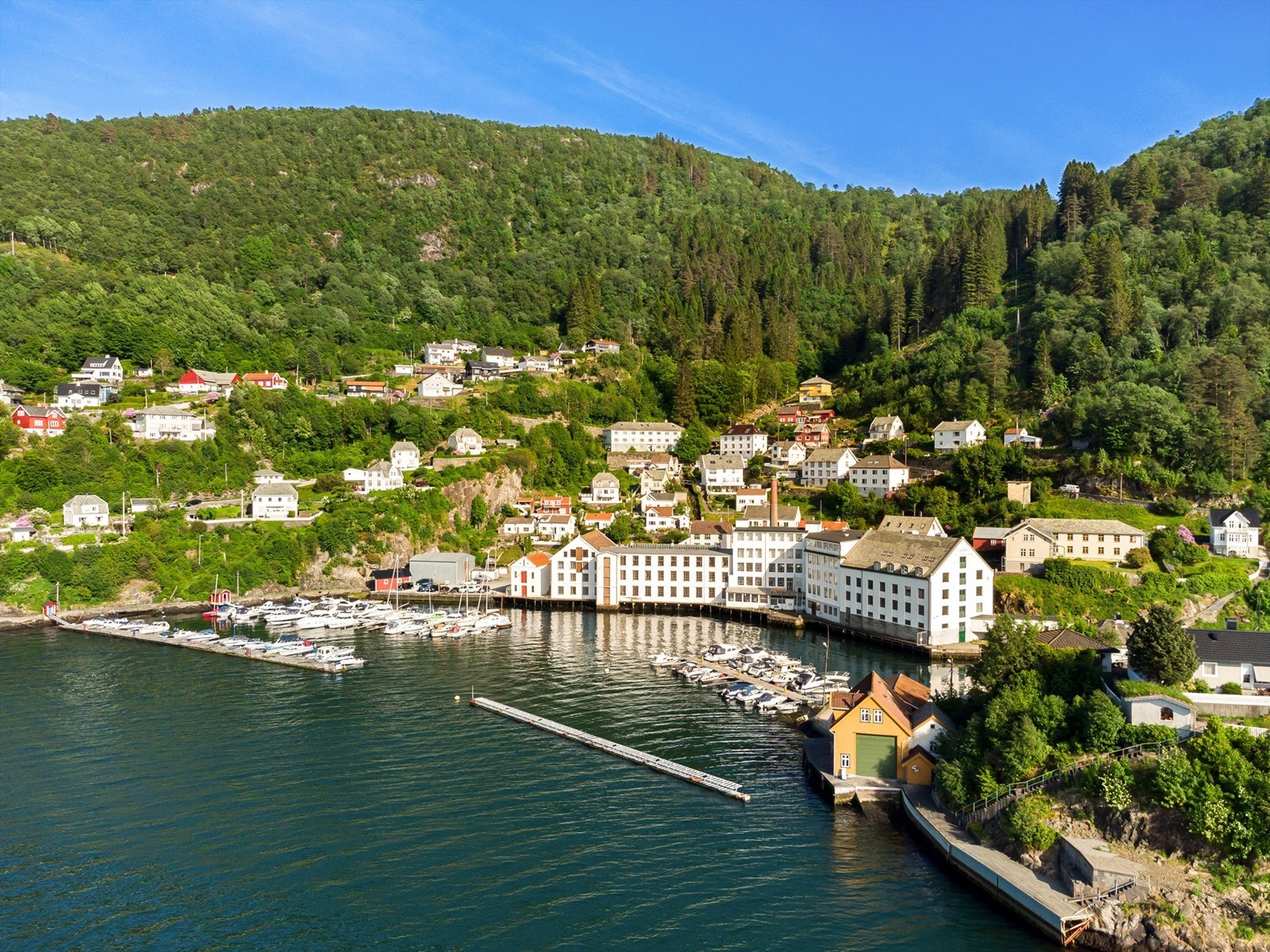 Sjarmerende Salhus med historisk bebyggelse og nærhet til sjø med båtliv, fiskeplasser, saltvannsbasseng og badestrand. Galleribilde