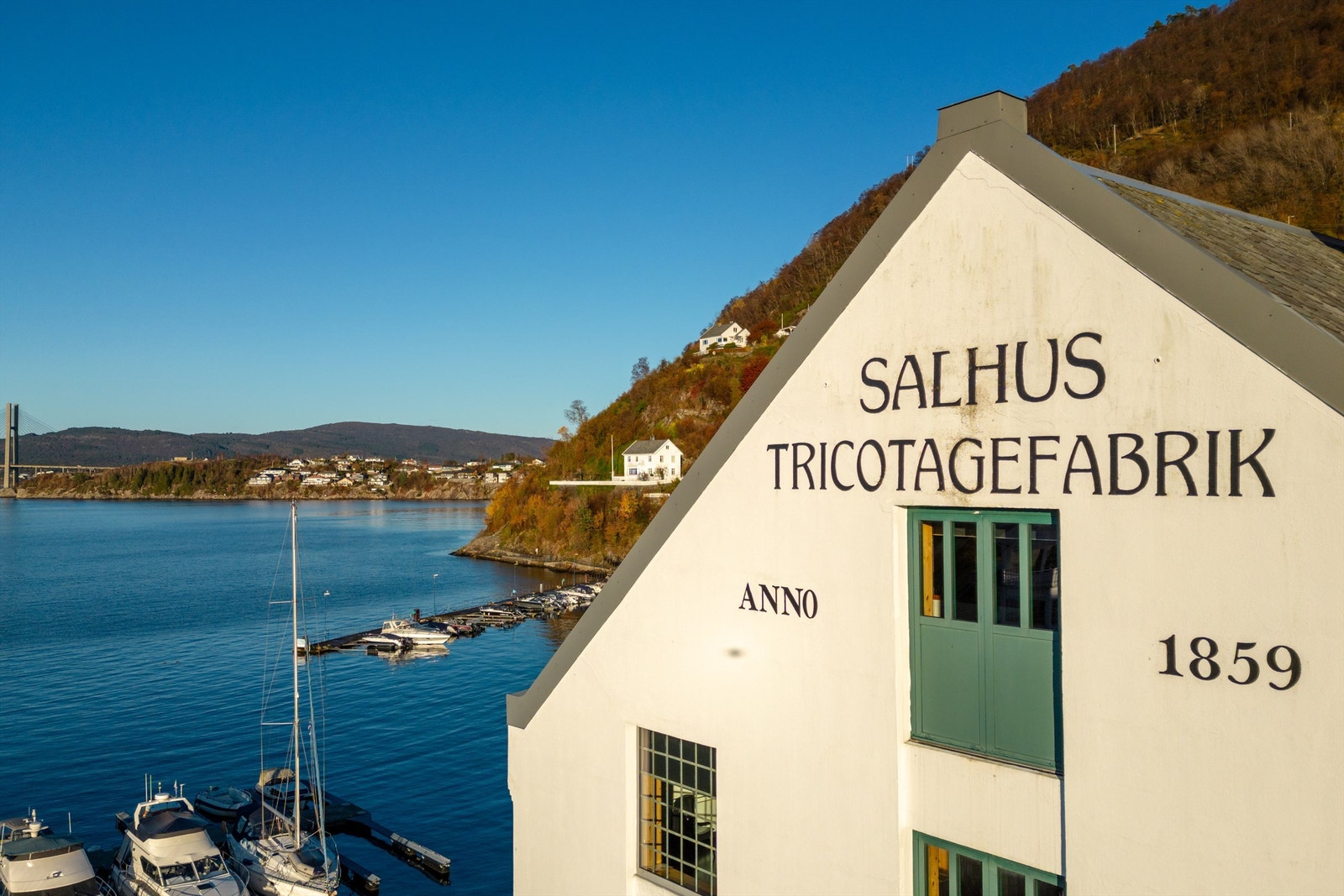 Salhus kjennetegnes av hyggelig miljø med historisk og trivelig trehusbebyggelse. Her holder også den tradisjonsrike bedriften Norsk Trikotasje Museum til. Galleribilde