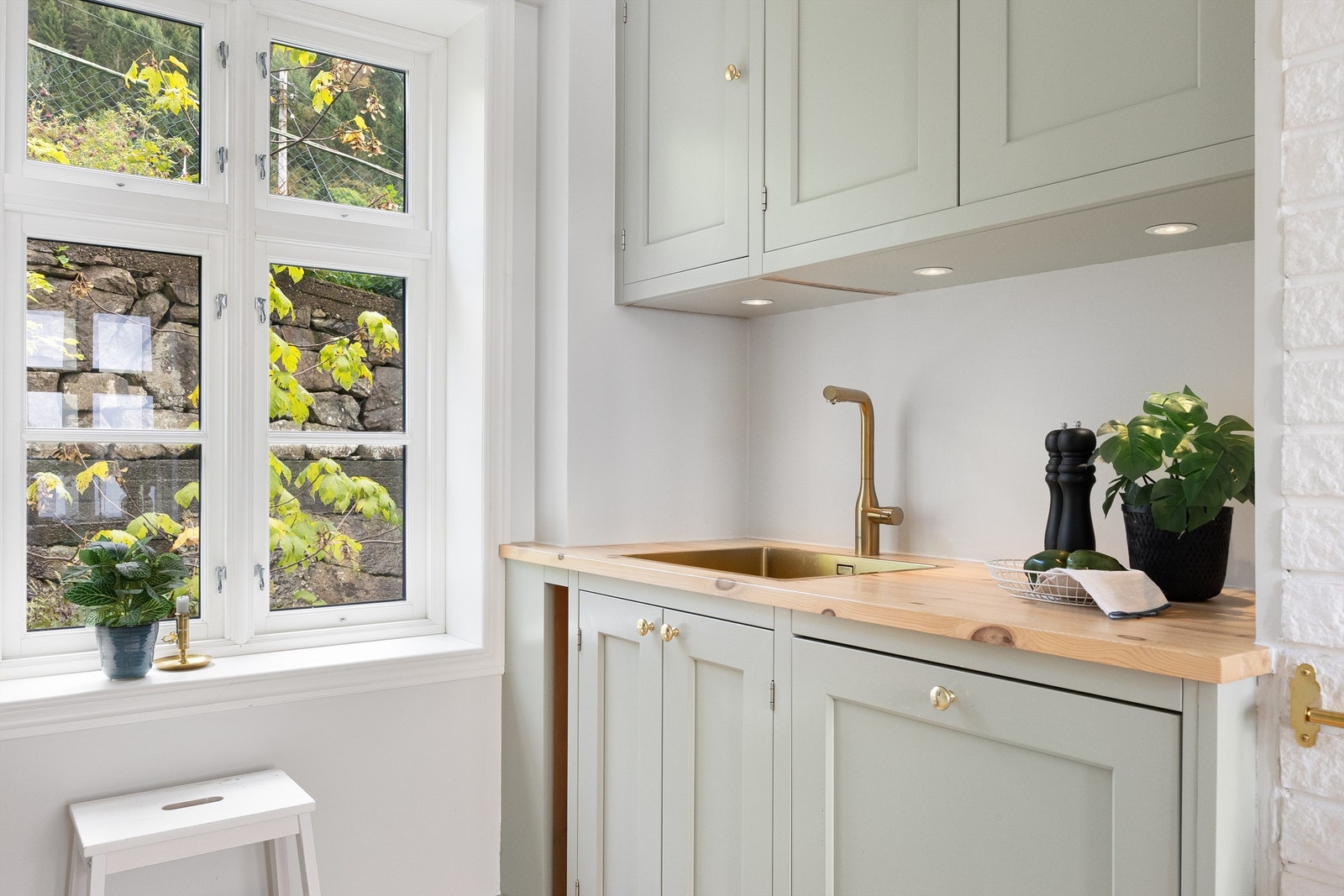 Klassisk, tidløs kjøkkeninnredning som passer utmerket til husets interiør og uttrykk. Galleribilde