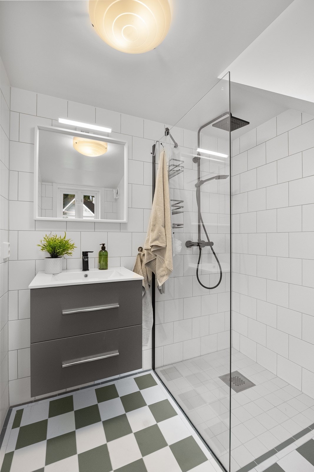 Pent og klassisk innredet baderom i loftsetasjen. Dette badet ble fagmessig pusset opp i 2021 av firma GBB AS. Galleribilde