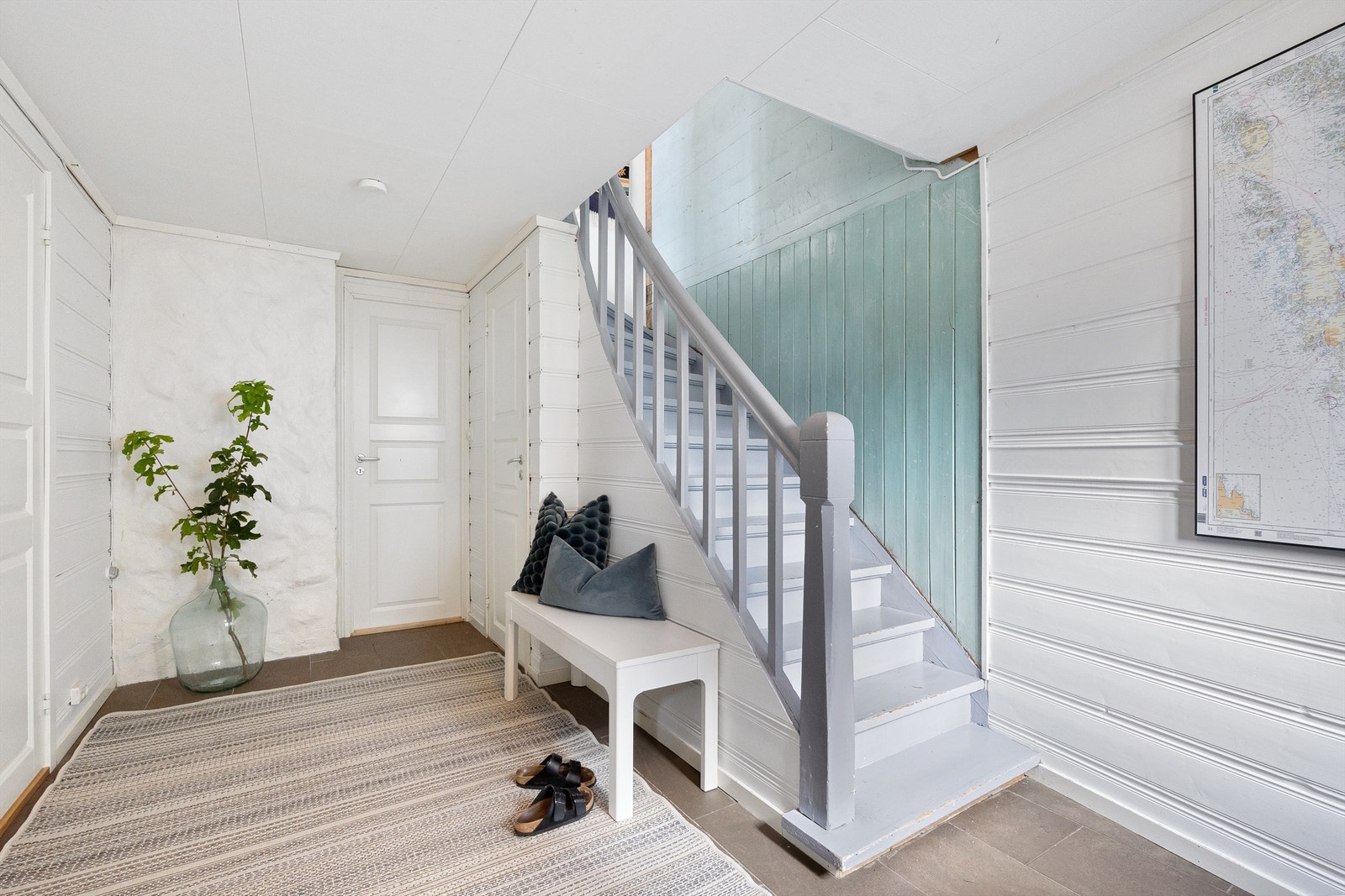 Romslig entré/hall i 1. etasje med fliser på gulv og gulvvarme. Galleribilde