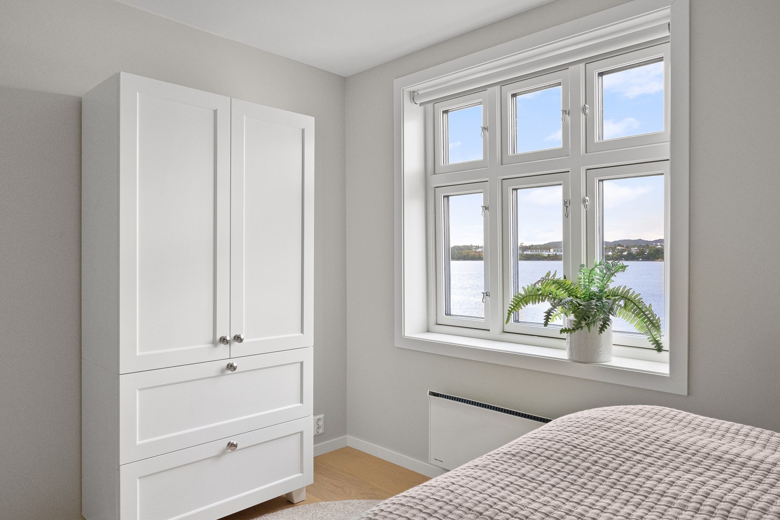 Delikat innredet soverom i loftsetasjen med den herligste utsikten over sjøen. Galleribilde