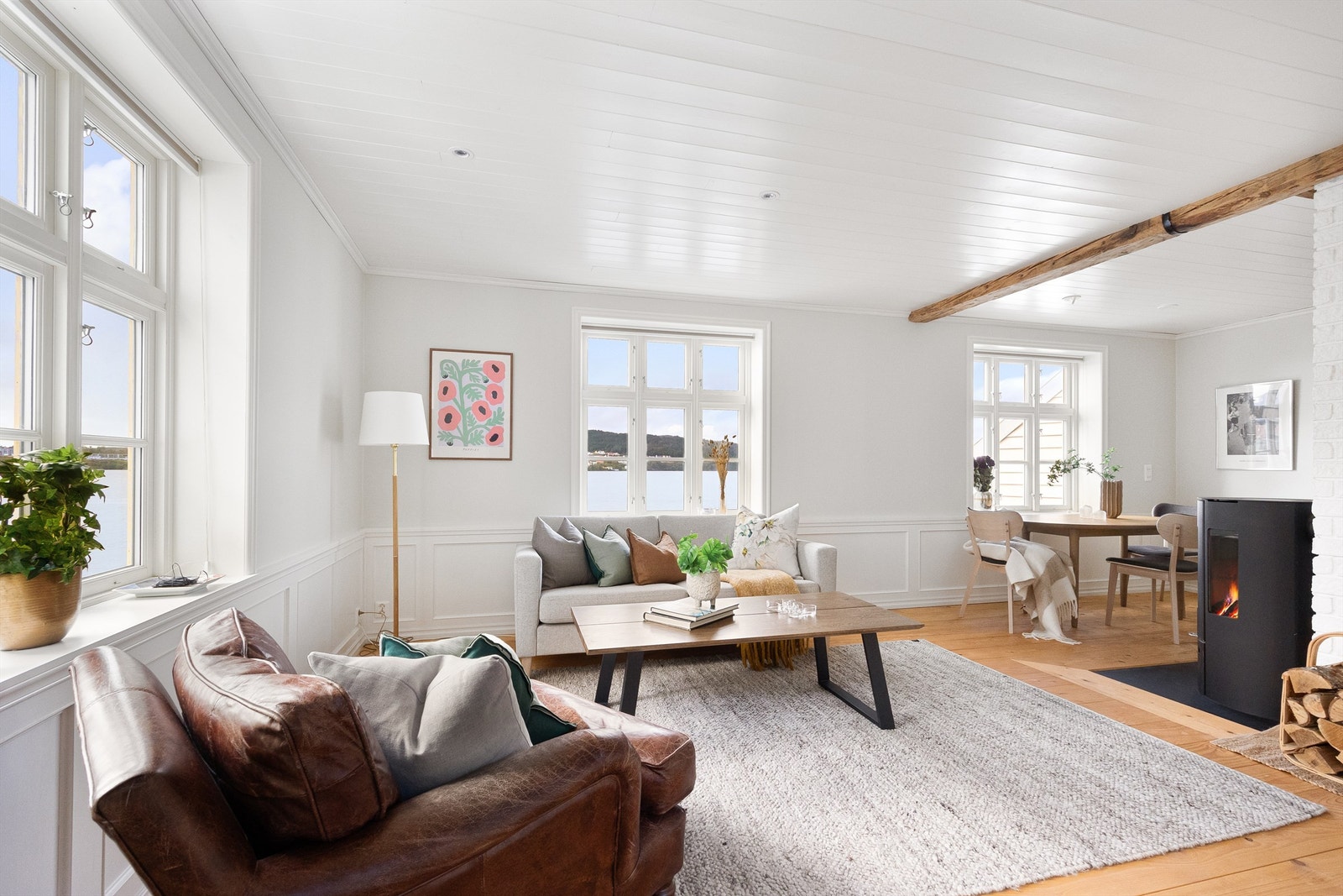 Boligens 2. etasje er innredet med stue og kjøkken i dels åpen løsning. Flott oppusset siste tiden med gode kvaliteter og lekre detaljer. Galleribilde