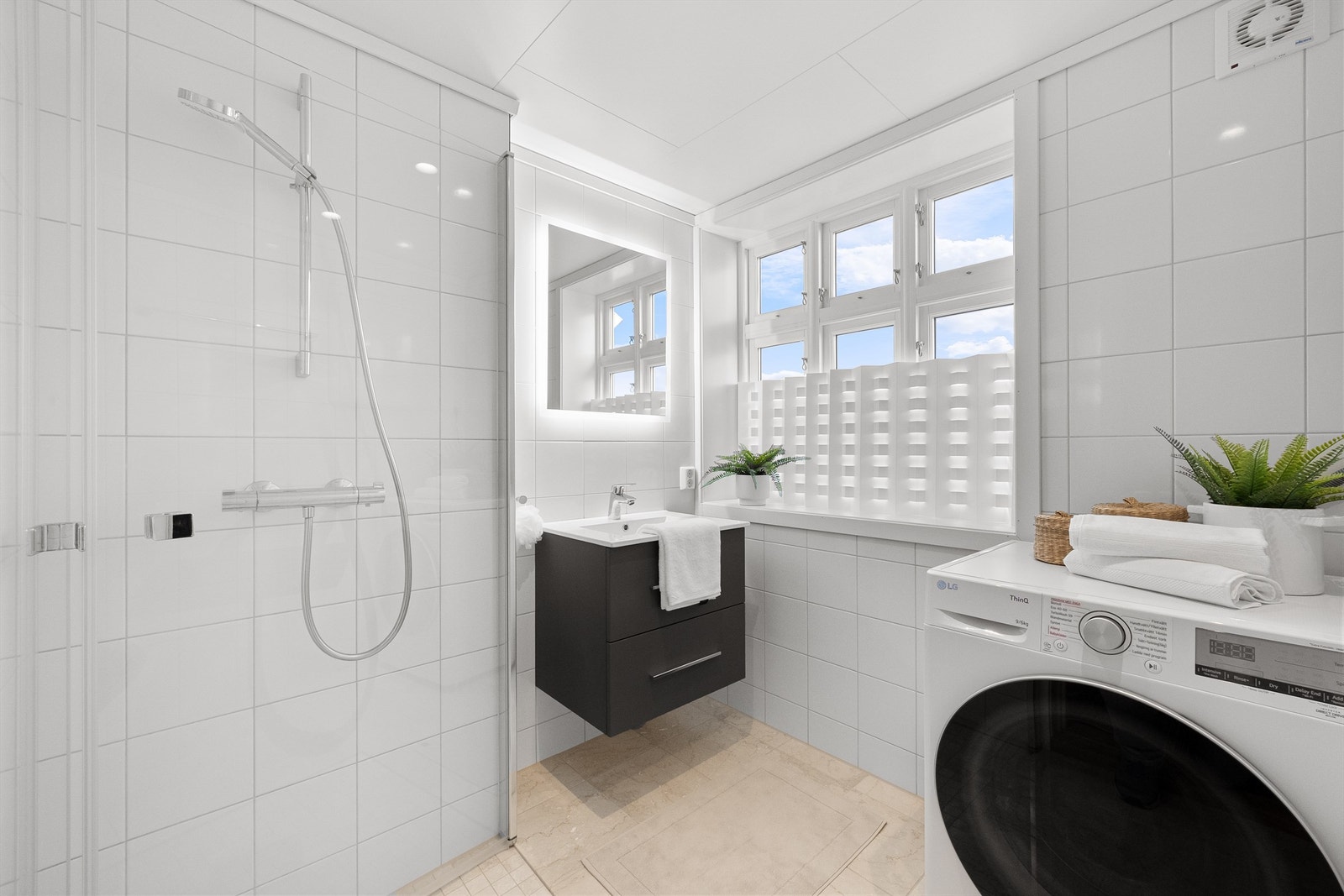 Lekkert, nyoppusset baderom i husets 1. etasje. Her er det opplegg for vaskemaskin/tørketrommel. Galleribilde