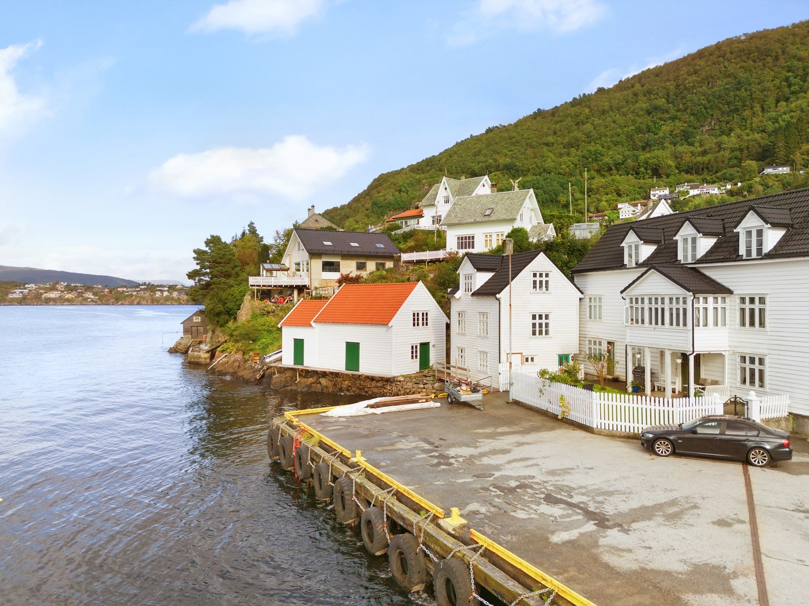 Eiendommen ligger i front mot sjøen, kun adskilt med en kommunal trapp direkte til sjø. Her er alt tilrettelagt for en frisk morgendukkert. Galleribilde