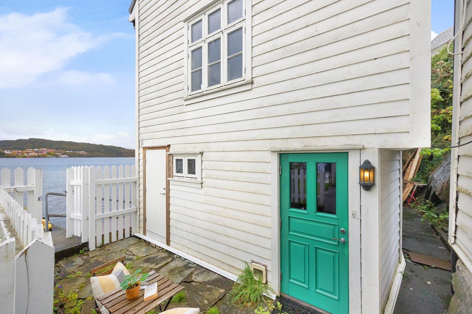 Koselig inngangsparti og privat uteplass. Galleribilde