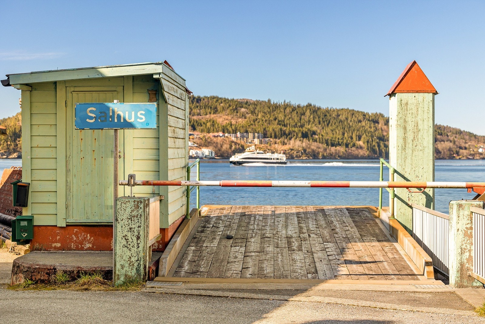 Salhus fergekai er Norges eneste fredete fergekai Galleribilde