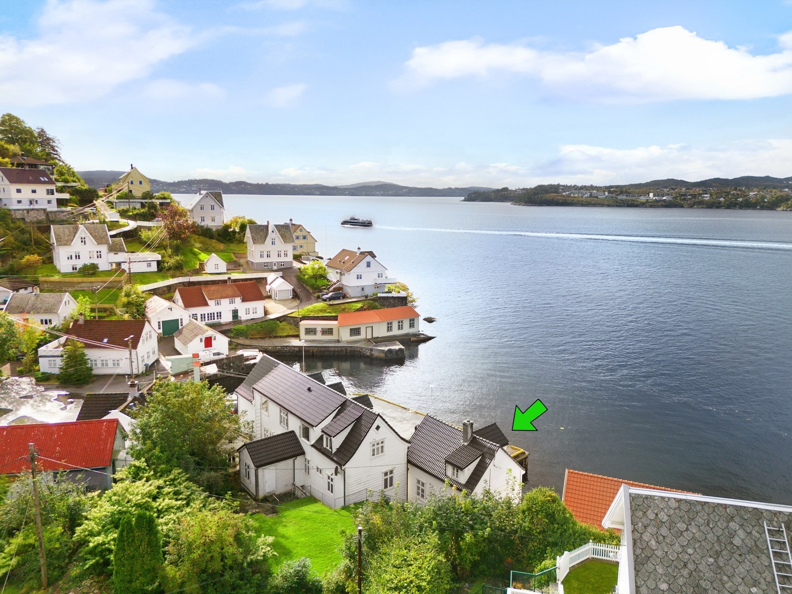 Velkommen til Salhusveien 271 og til en meget sjarmerende enebolig beliggende helt i sjøkanten, ytterst på Salhus kai. Galleribilde