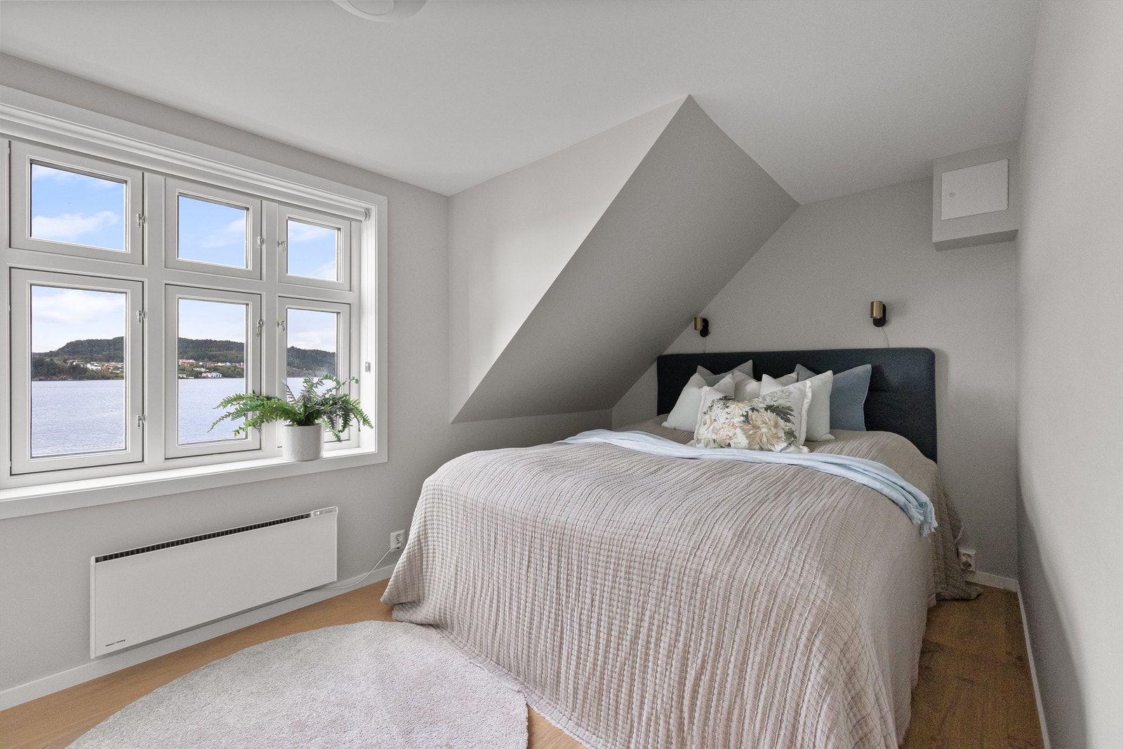 Flott, nyoppusset soverom i loftsetasjen. Her er alle overflater pusset opp i 2024 og det er montert nytt vindu i ark mot sjøen. Galleribilde