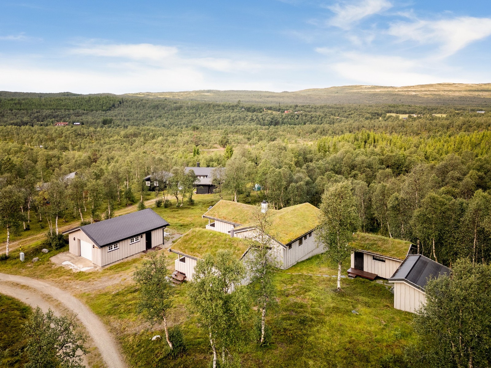 Fra eiendommen er det kort vei til Glåmos sentrum med togstasjon og dagligvarebutikk. Galleribilde