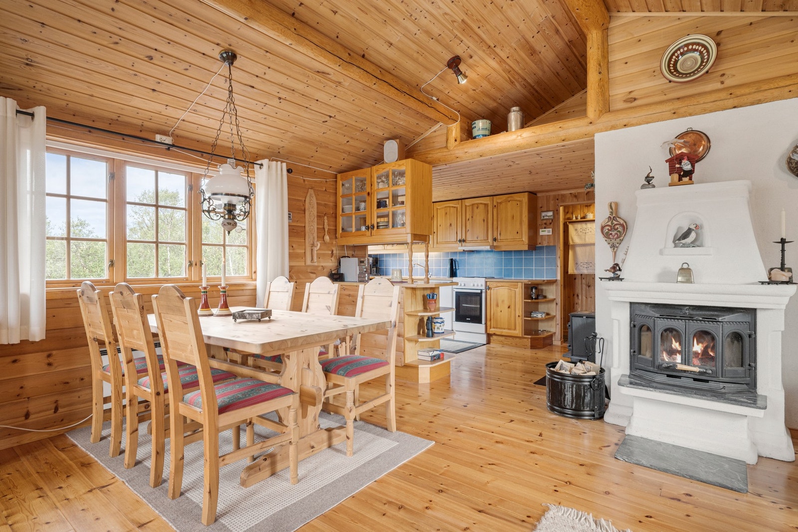 Ved kjøkkenet er det god plass til spisebord for hele familien. Galleribilde