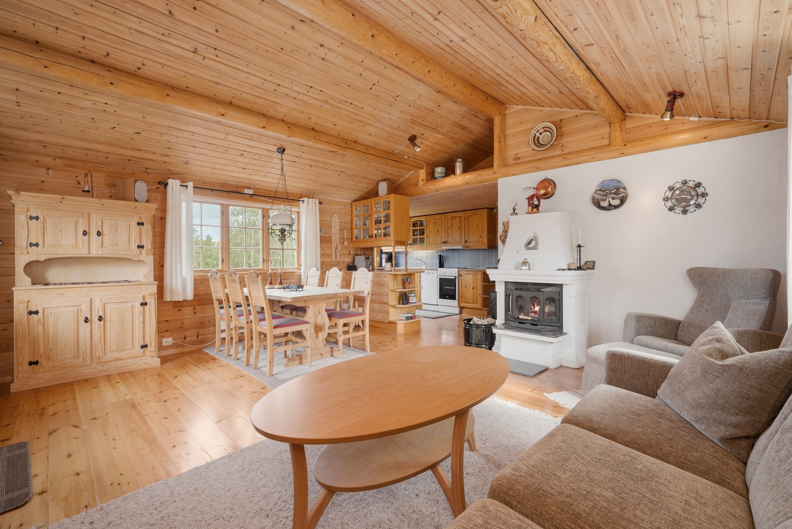 Det er etablert peisovn på stua for hyggelig og god varme. Galleribilde