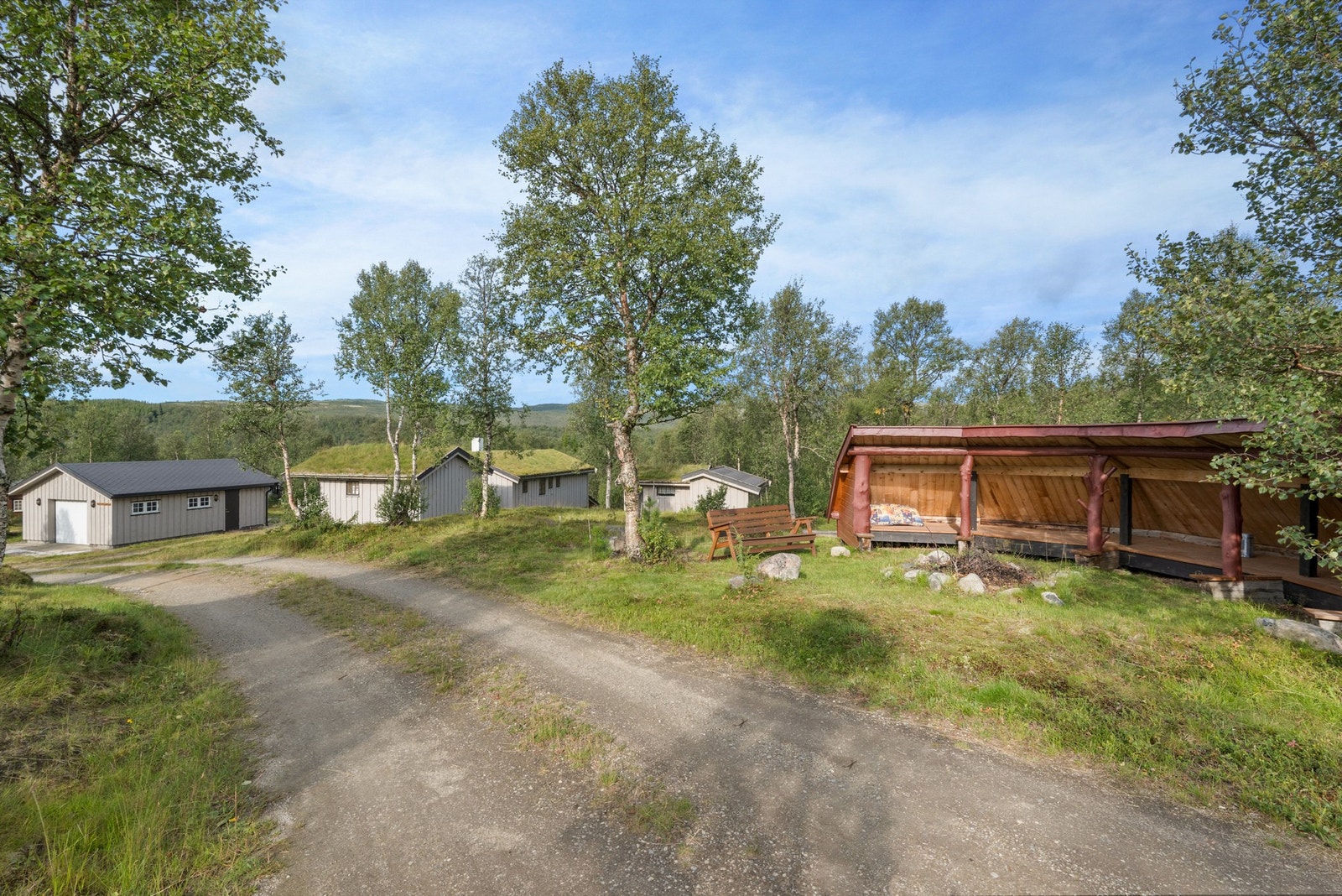 Her er det opparbeidet felles gapahuk med grillplass for hyggelige sosiale samlinger. Galleribilde