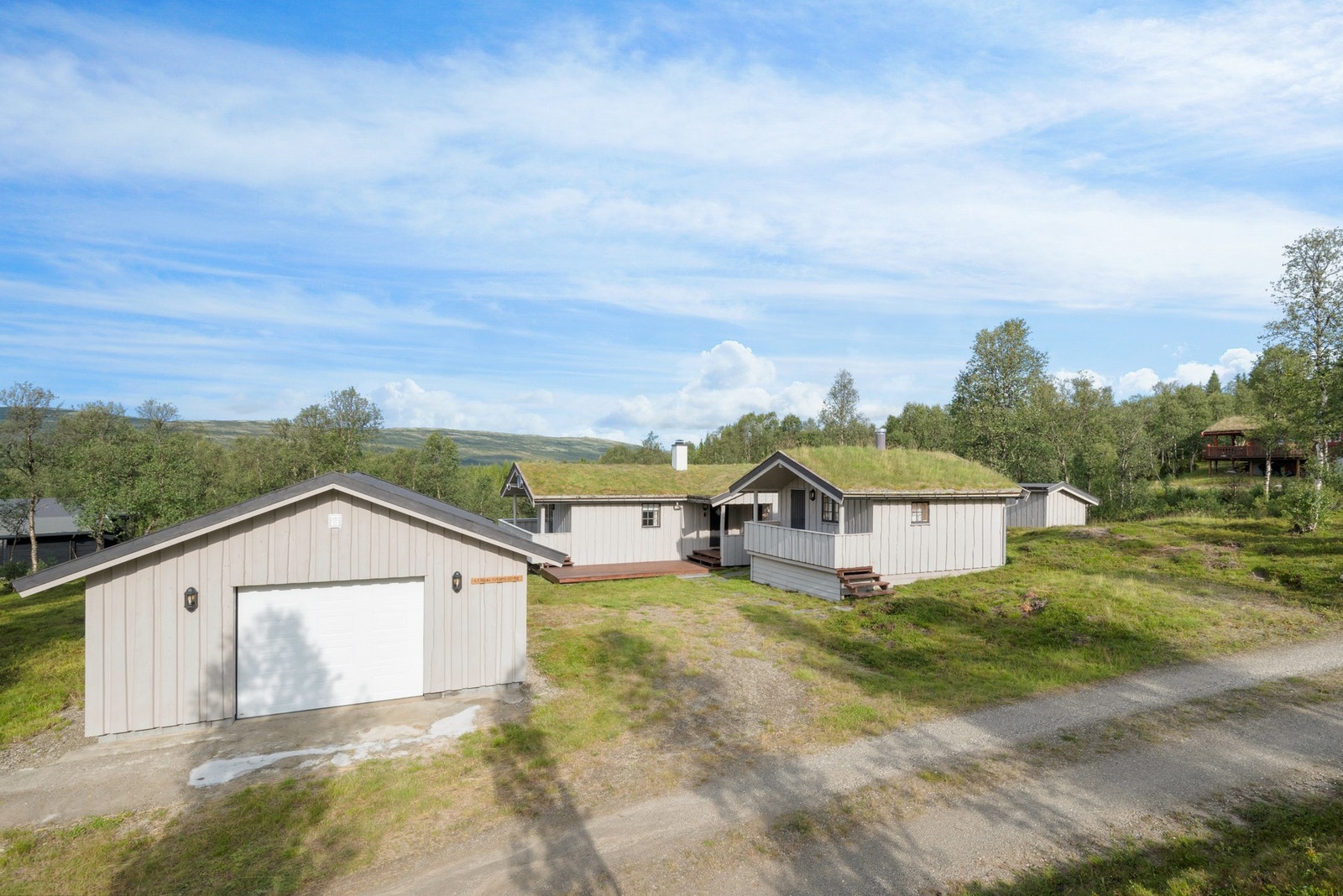 Eiendommen har parkering i frittstående garasje, oppført i 2017. Galleribilde