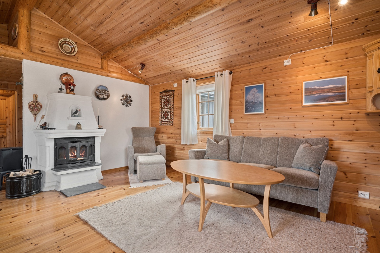 Stue og kjøkken er på ca. 34 kvm med flere gode møbleringsmuligheter. Galleribilde