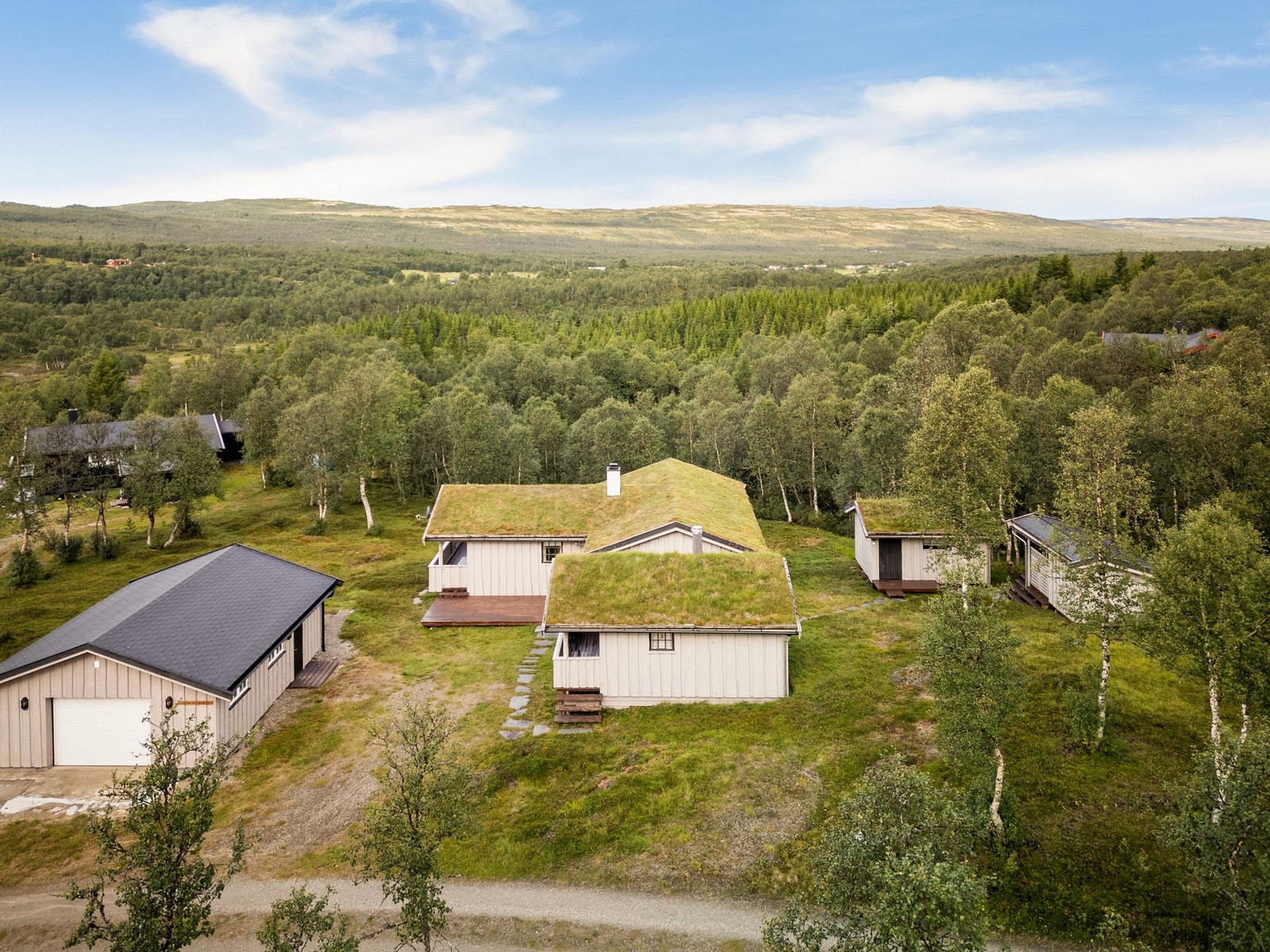 Garasjen har innvendig takluke til hems for praktisk lagringsplass. Galleribilde