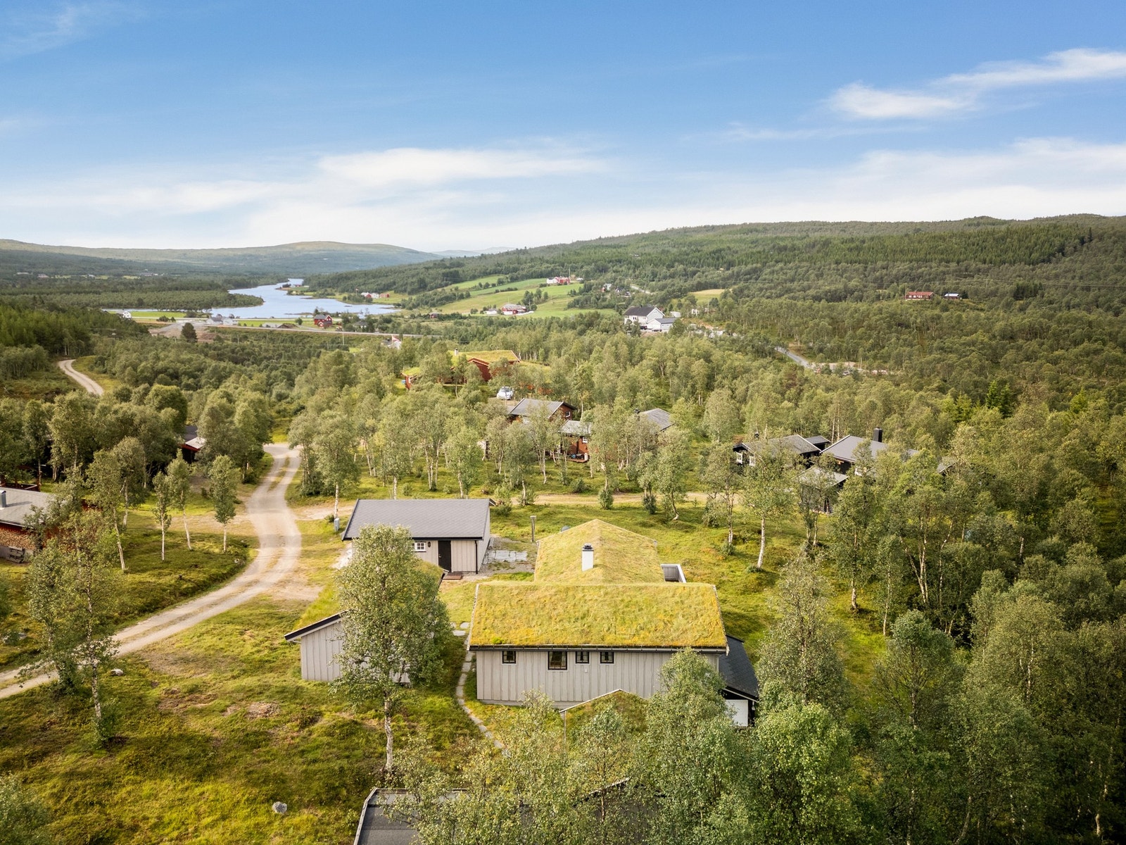 Fra hytta er det ca. 14 km til Røros. Til Trondheim er det ca. 144 km. Galleribilde