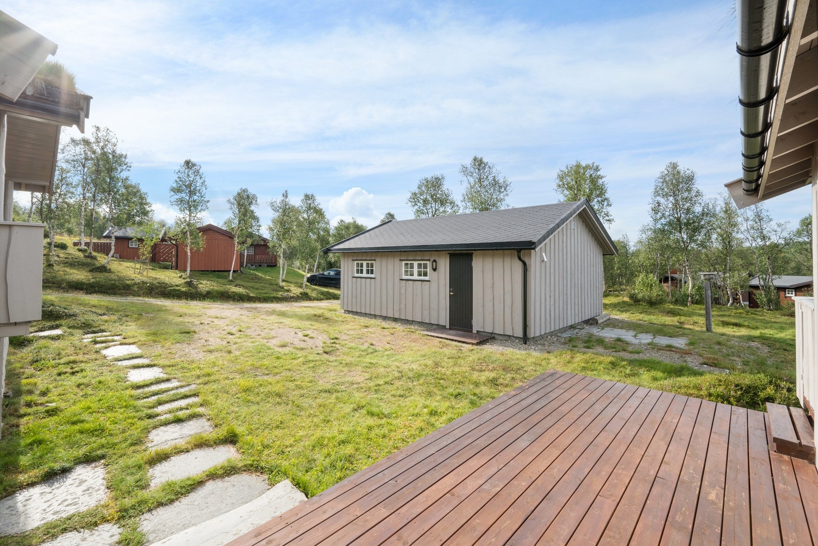 Eiendommen er flott omkranset av bygninger, og ligger i et felt med spredt hyttebebyggelse. Galleribilde