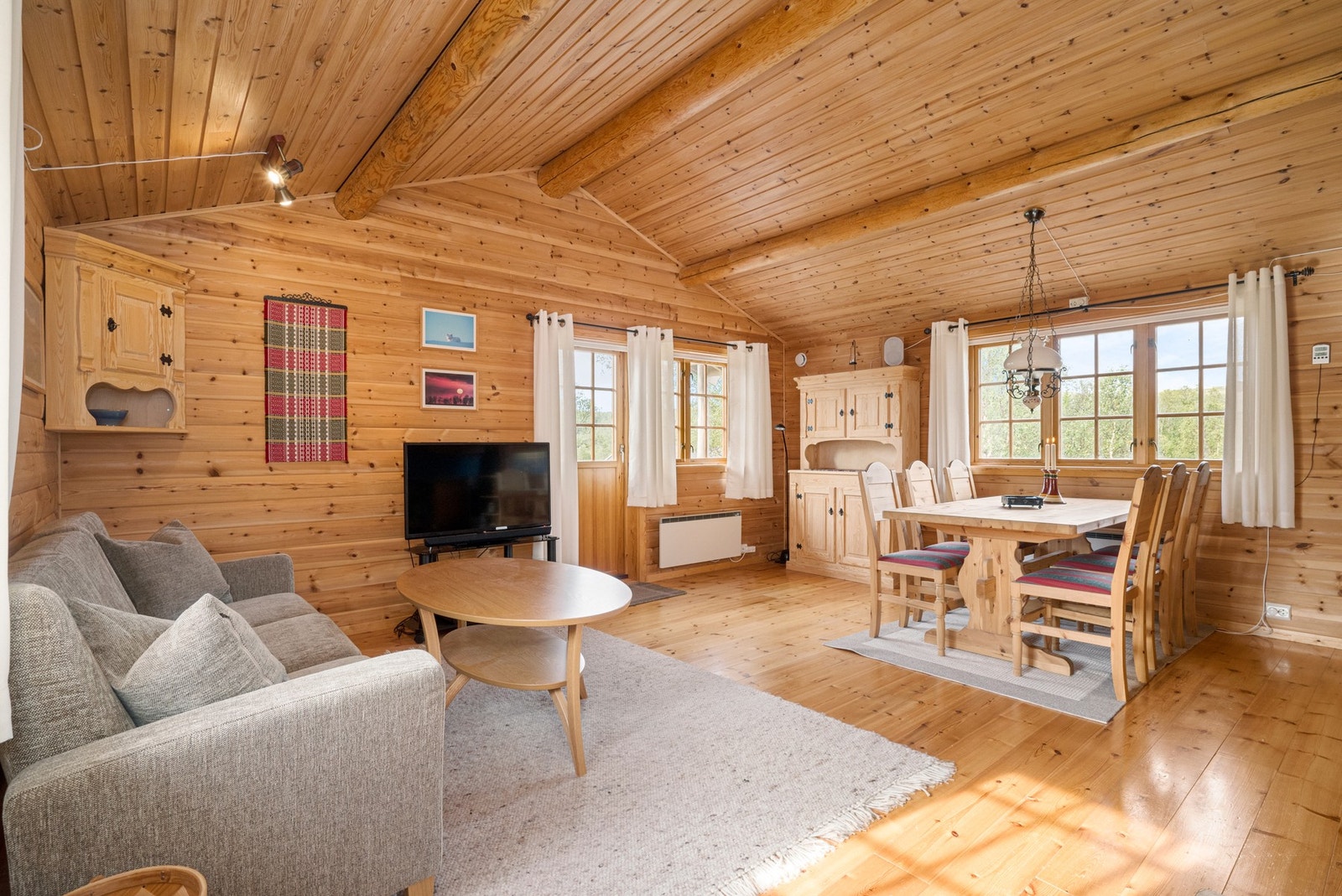 Hytta har innlagt strøm, offentlig vannforsyning og privat septiktank. Galleribilde