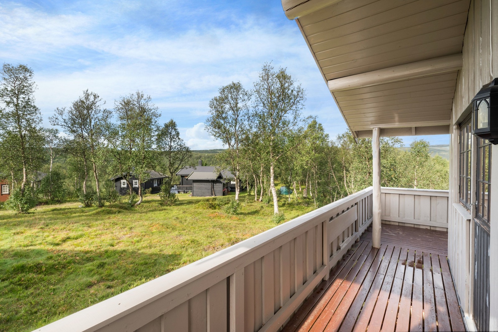 Fra kjøkkenet er det etablert balkong som går hele veien til inngangspartiet. Galleribilde