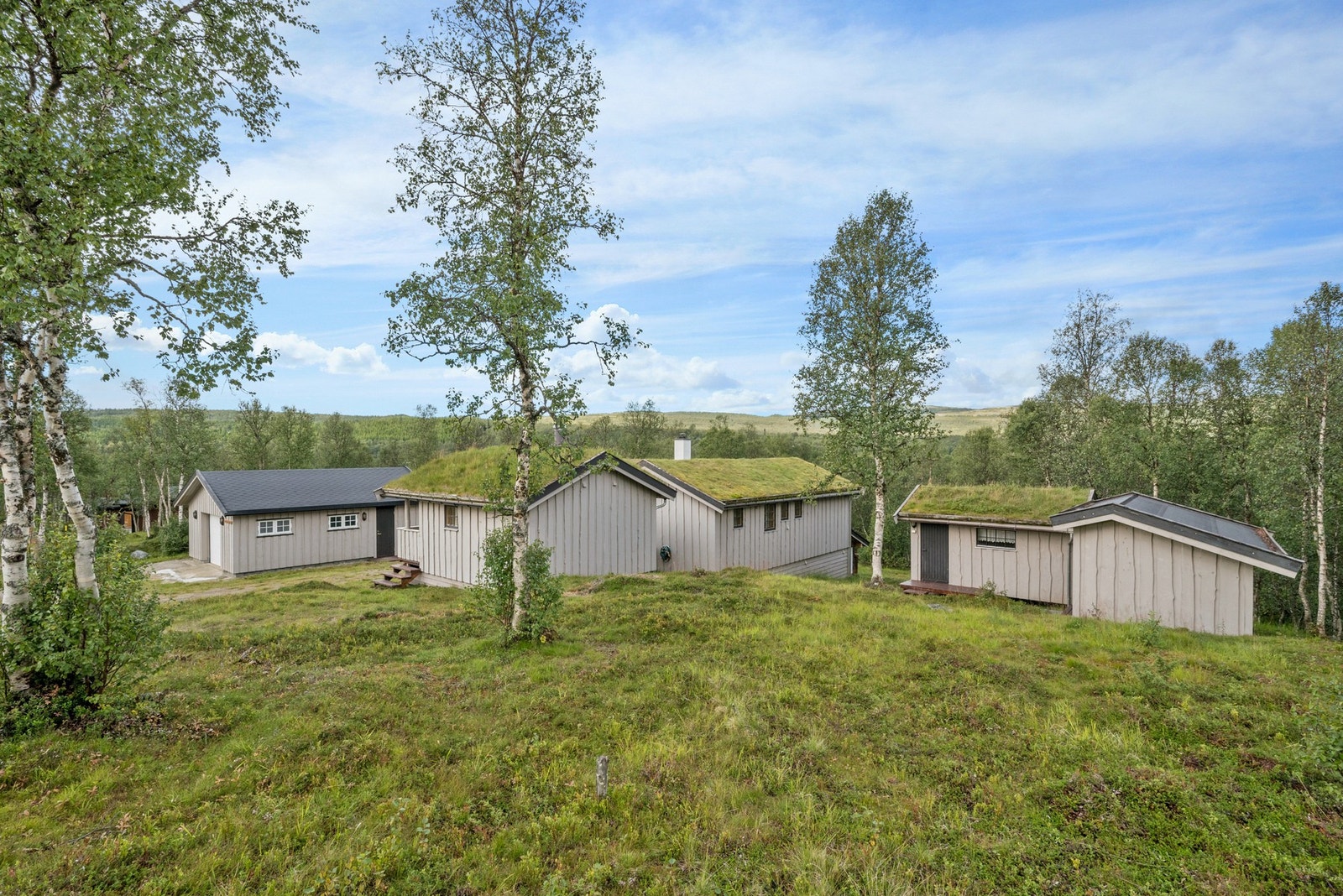 Her presenteres en innholdsrik hytteeiendom med mye bygningsmasse og stor tomt. Galleribilde