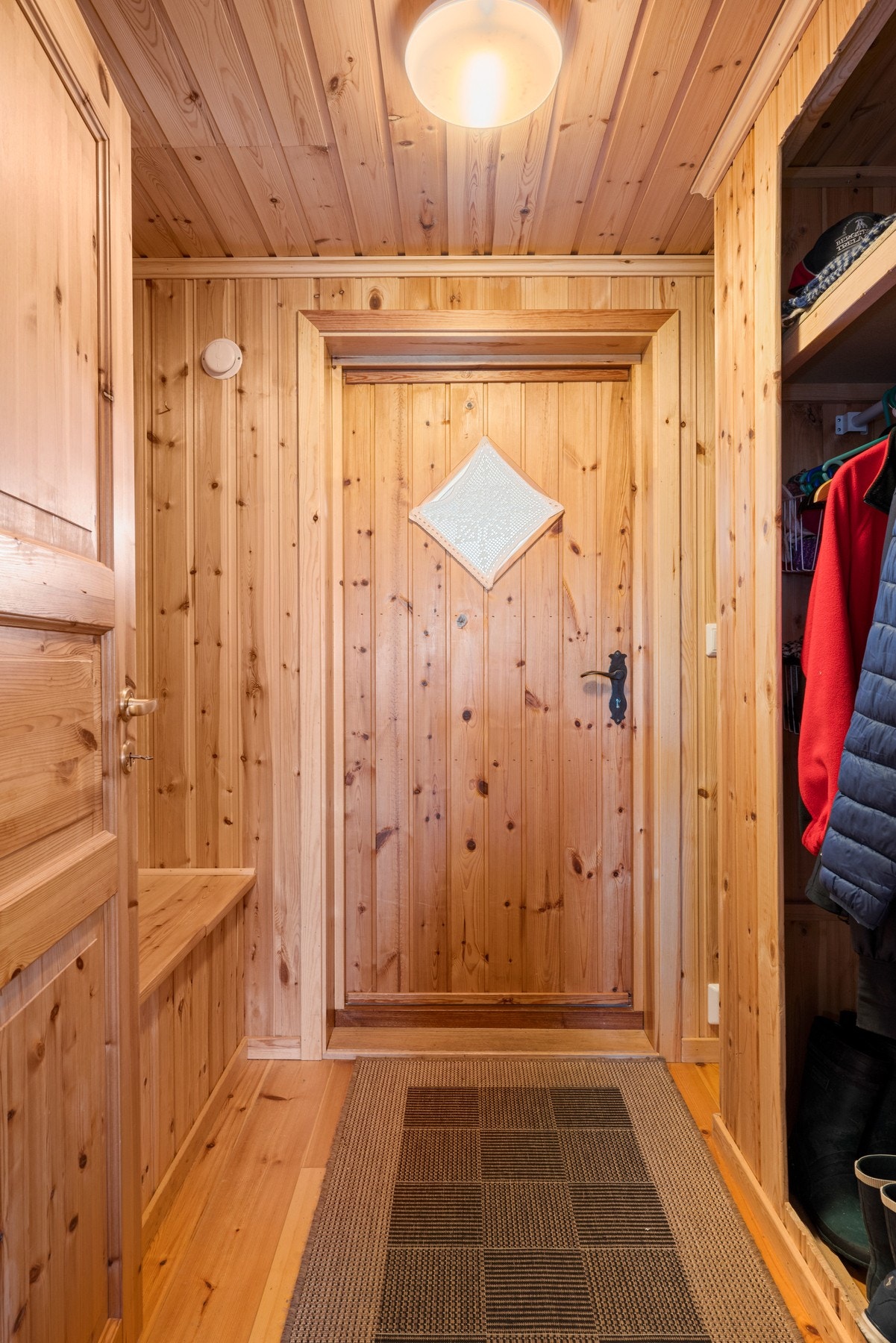 Gangen har rikelig med plass til ytterklør og sko i innebygd garderobeskap. Galleribilde