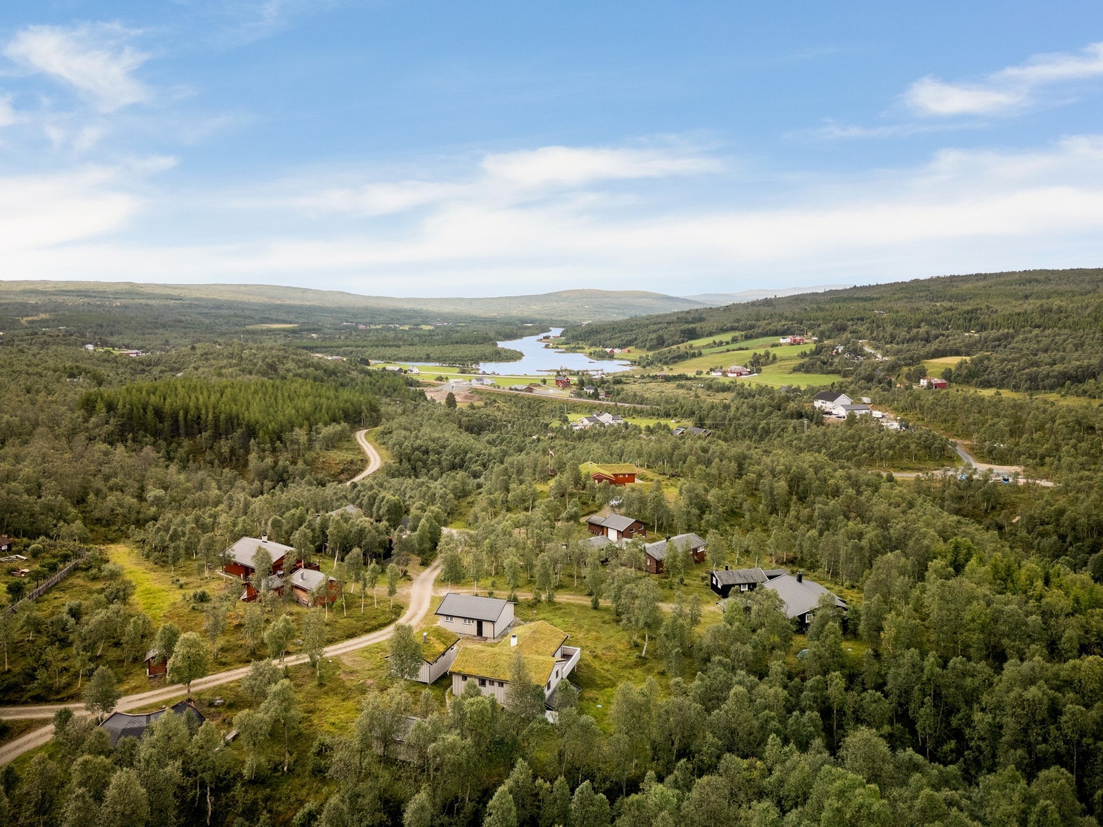 Hytta ligger i Jensvollen hytteforening med veletablert og spredt fritidsbebyggelse. Galleribilde