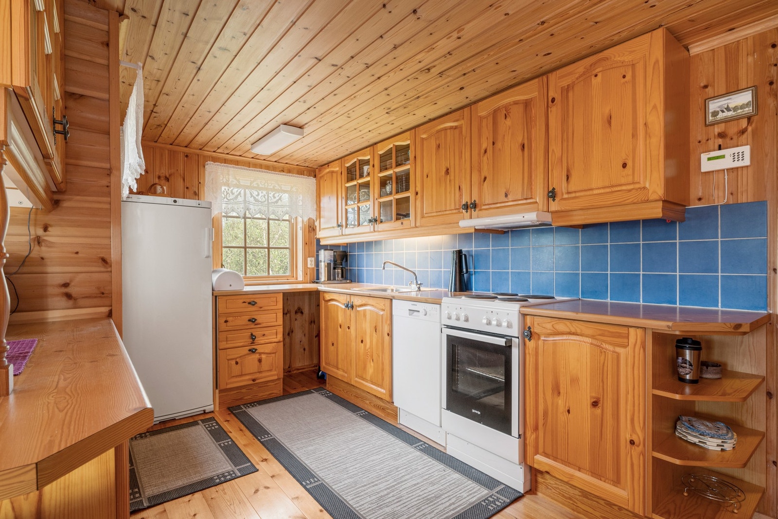 Kjøkkenet har rikelig med skap- og benkeplass. Galleribilde