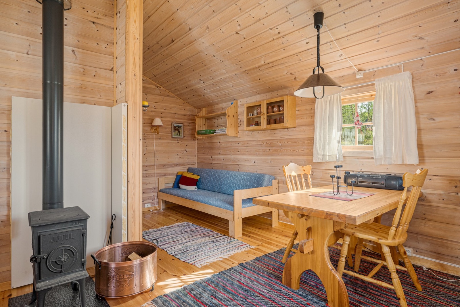 Annekset er på ca. 18 kvm, med et hyggelig oppholdsrom. Galleribilde