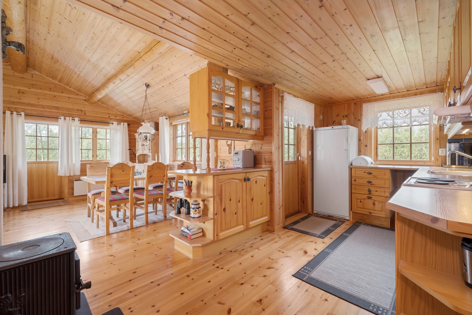 Kjøkkenet ligger i delvis åpen løsning til stua. Galleribilde