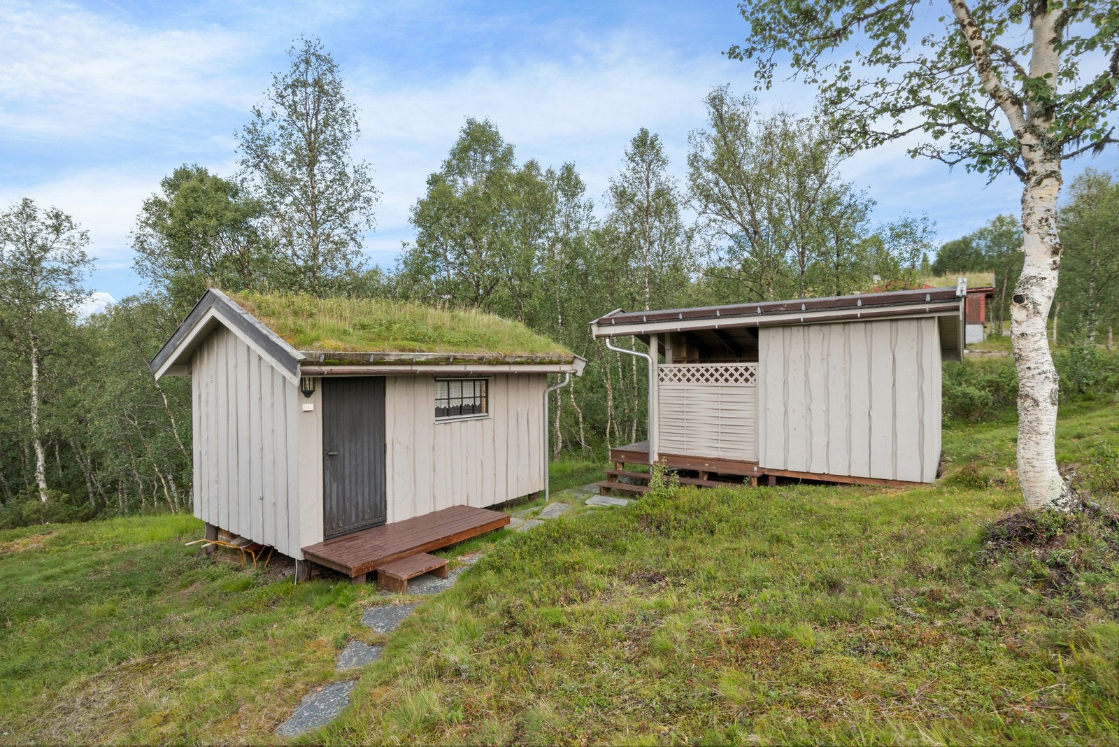 Det er også oppført vedbod og uthus. Galleribilde